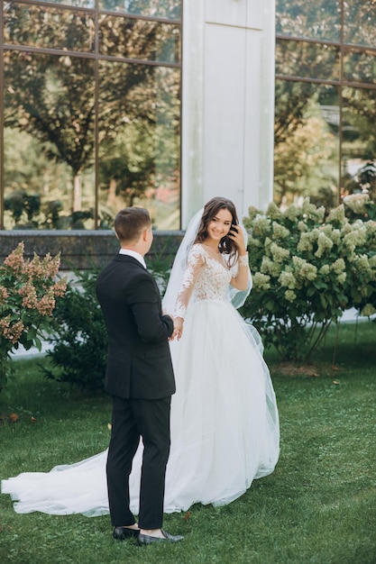 Caucásica feliz pareja joven romántica celebrando su matrimonio