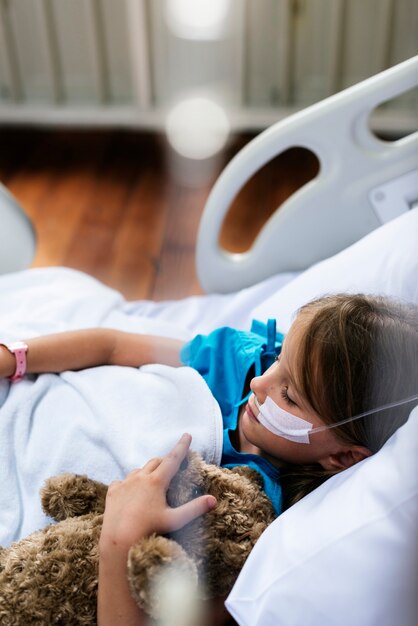 Caucásica joven que se queda en un hospital