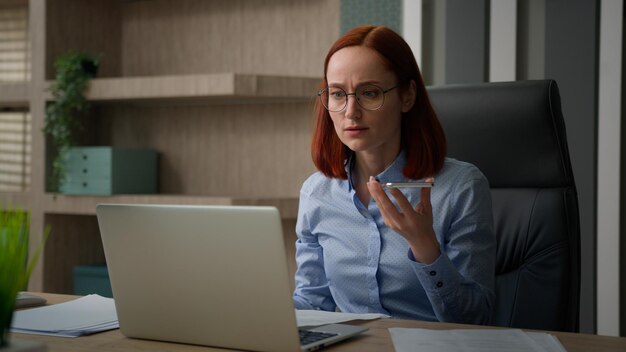 Caucásica loca decepcionada irritada mujer de negocios insatisfecha estresada mujer de negocio enojada trabajadora