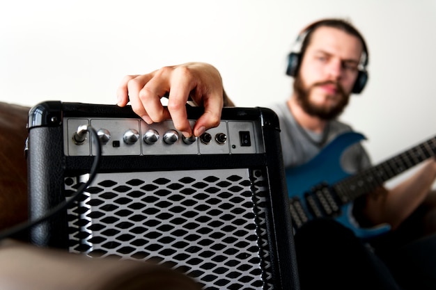 Foto caucásico, hombre, practicar, guitarra eléctrica