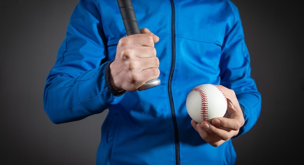 caucásico, hombre, tenencia, bate de béisbol, y, pelota