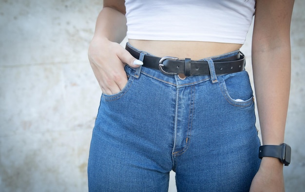 caucásico, mujer joven, llevando, vaqueros azules