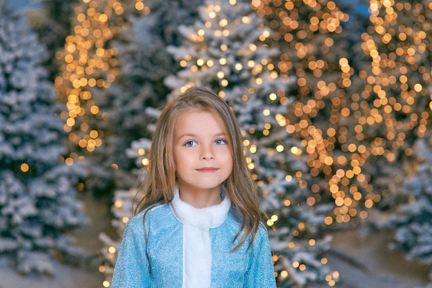 caucásico, rubio, niña, ambulante, invierno, navidad, bosque, con, luces