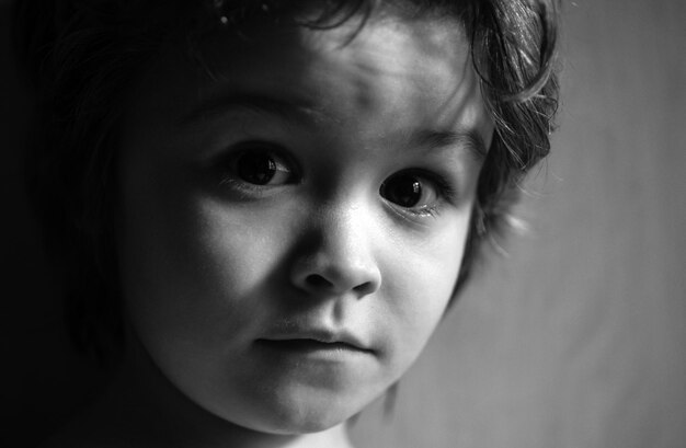 Caucaso asombrado sorprendido retrato de niño de cerca cara de niño con ojos grandes