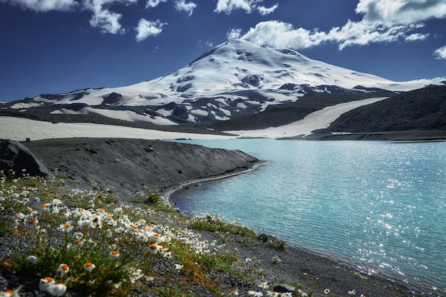 Cáucaso Elbrus majestuoso pico de la montaña cielo azul lago cubierto de nieve glaciar paisaje rocoso paisaje alpino