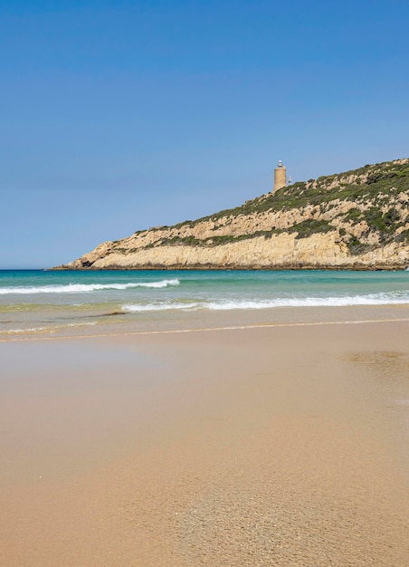 Cauelo Strand in Spanien Orangefarbener Strand ohne Menschen türkisfarbenes Wasser