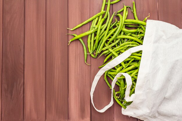 El caupí (Vigna unguiculata). Frijoles largos frescos en bolsa de algodón reutilizable