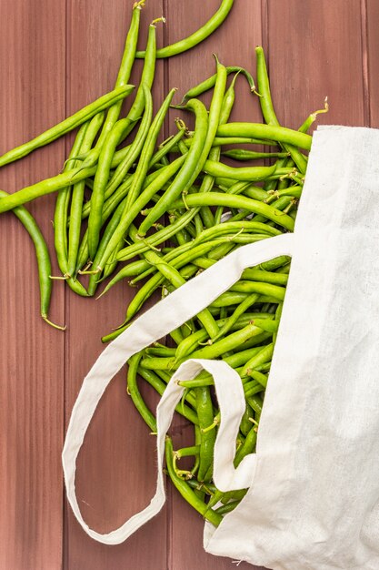 El caupí (Vigna unguiculata). Frijoles largos frescos en bolsa de algodón reutilizable