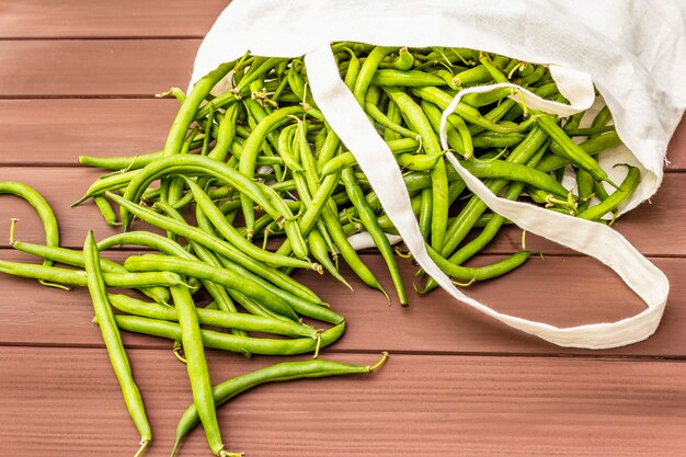 El caupí (Vigna unguiculata). Frijoles largos frescos en bolsa de algodón reutilizable