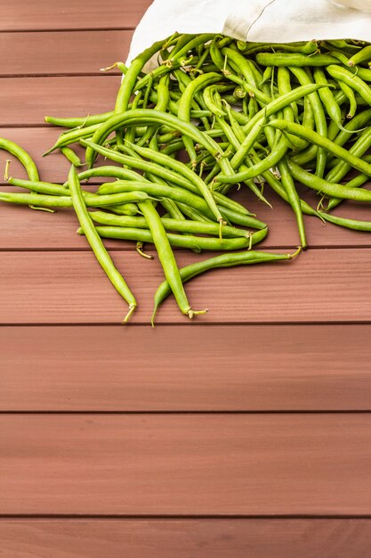 El caupí (Vigna unguiculata). Frijoles largos frescos en bolsa de algodón reutilizable