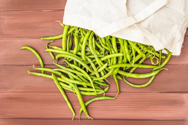 El caupí (Vigna unguiculata). Frijoles largos frescos en bolsa de algodón reutilizable