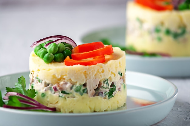 Causa rellena de pollo. Plato tradicional peruano.