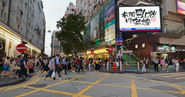 Causeway Bay, Hong Kong 15 de julio de 2019: Calle en Hong Kong al atardecer