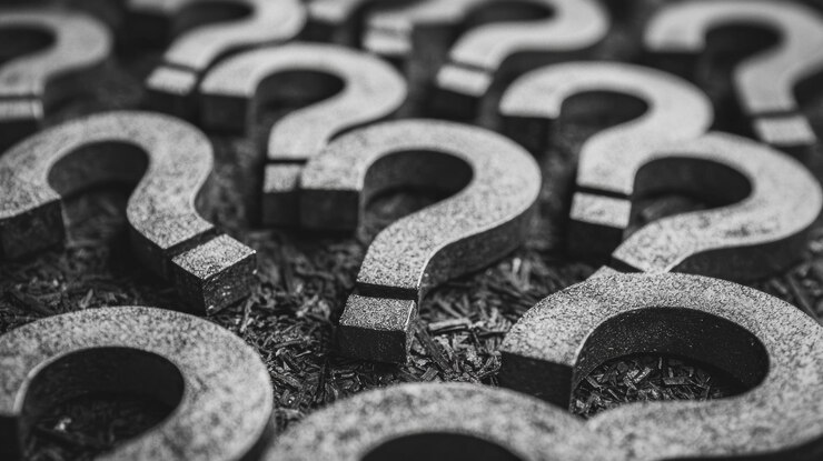 Foto un cautivador arreglo de signos de interrogación llena el suelo simbolizando las investigaciones y la búsqueda del conocimiento el diseño invita a la reflexión sobre la naturaleza de las preguntas y los descubrimientos