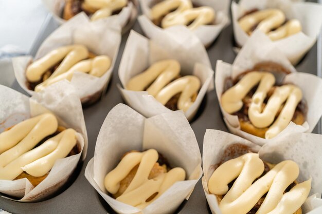 La cautivadora captura de los pasteles de levadura de canela