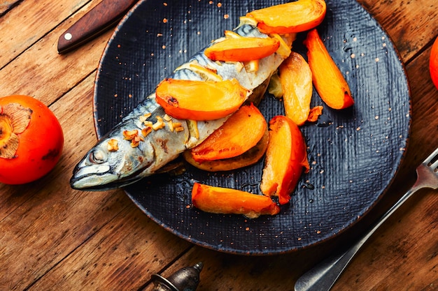 Cavala assada com frutos do mar Espalhador de peixe em caqui