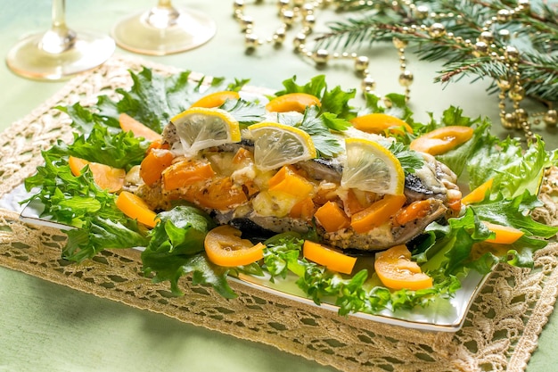 Cavala assada com tomate e queijo para o Natal