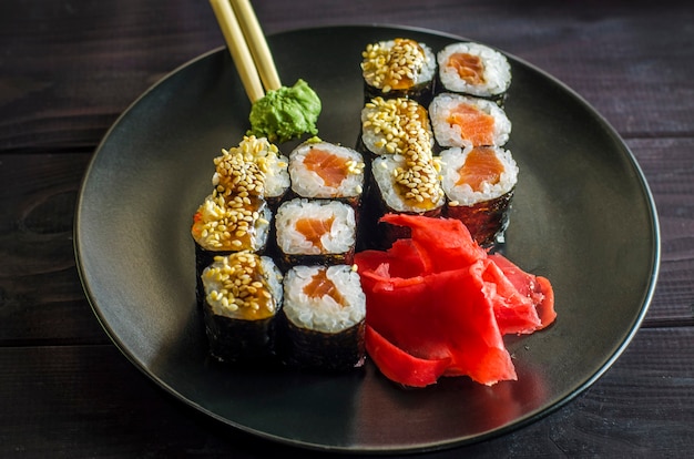 Cavala de sushi com salmão e enguia em uma travessa