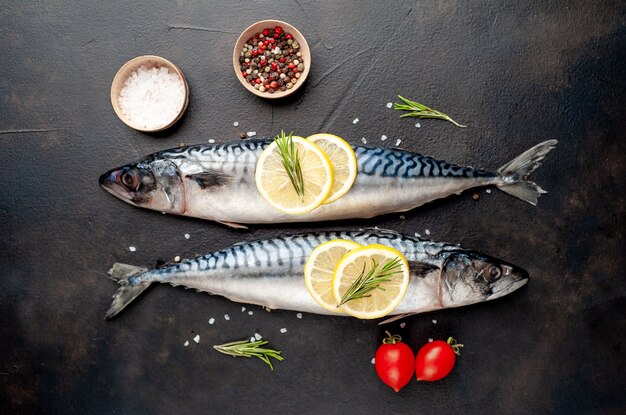 Cavala fresca, crua com especiarias, tomate, alecrim em um fundo de pedra