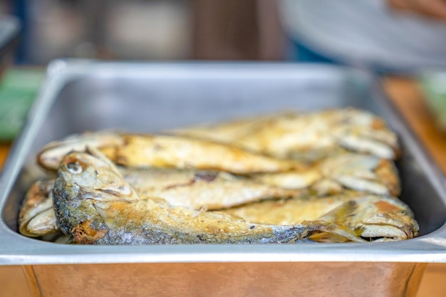 Cavala frita em prato pronto para comer com pasta de camarão Nam Prik Kapi chill sause