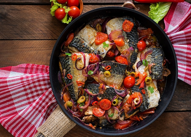 Cavala grelhada com legumes em estilo mediterrâneo. Vista do topo