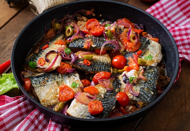 Cavala grelhada com legumes em estilo mediterrâneo. Vista do topo