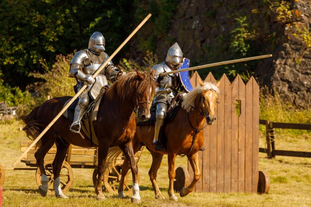 Cavaleiro com armadura medieval a cavalo. Foto de alta qualidade