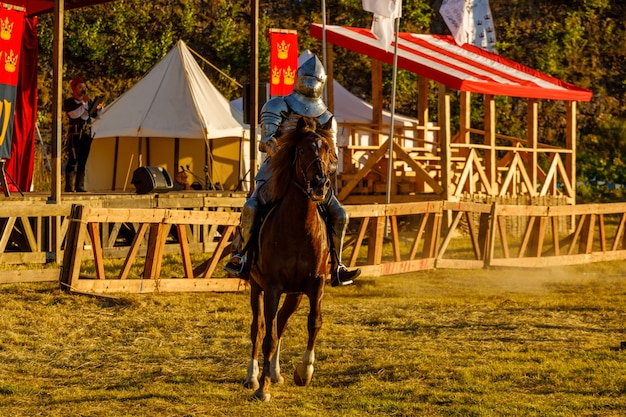 Cavaleiro com armadura medieval a cavalo. Foto de alta qualidade