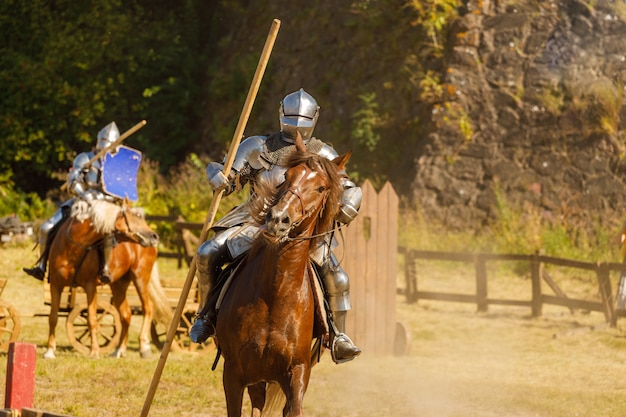 Cavaleiro com armadura medieval a cavalo. Foto de alta qualidade