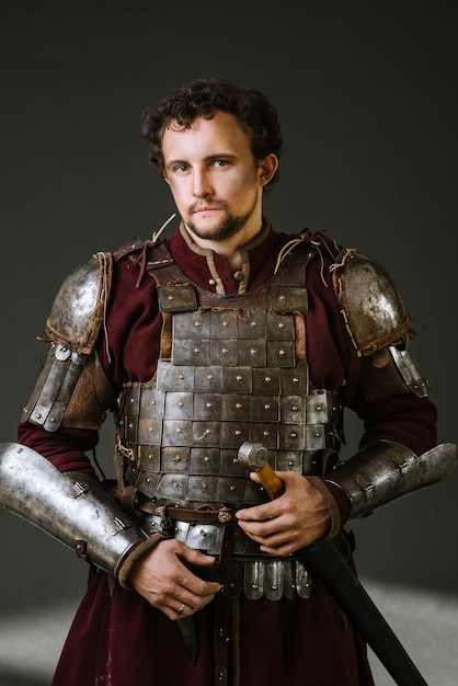 Cavaleiro de homem medieval em armadura e arma em fundo escuro. retrato do cavaleiro