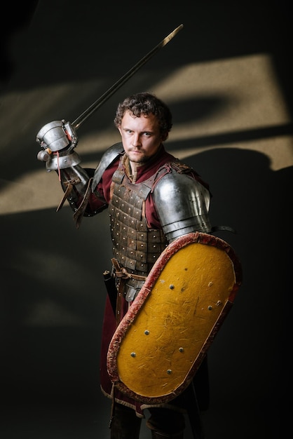 Foto de Cavaleiro Medieval Com Espada E Um Escudo Contra Parede De Pedras e  mais fotos de stock de Cavaleiro - Papel Humano - iStock