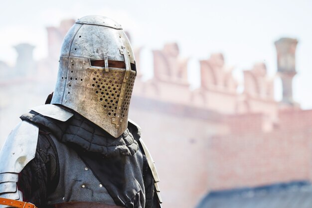 Cavaleiro medieval na fortaleza, copie o espaço_