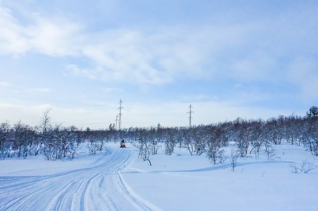 Cavaleiro no carro de neve nas montanhas estância de esqui em amur rússia.