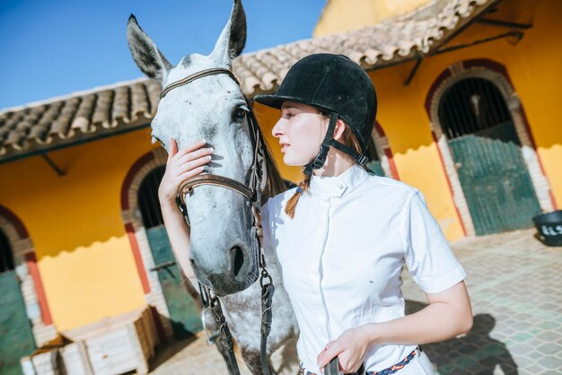 Cavaleiro novo com cavalo