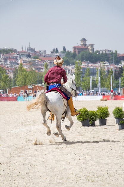 Cavaleiro otomano em suas roupas étnicas andando em seu cavalo