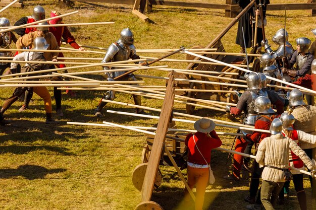 Cavaleiros com armaduras medievais lutam no torneio no verão. foto de alta qualidade