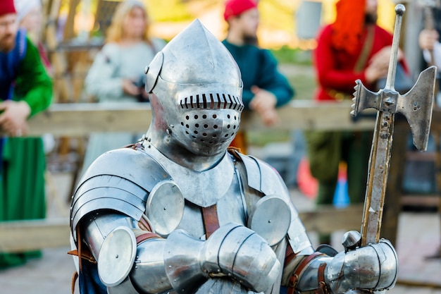 Cavaleiros com armaduras medievais no torneio. Foto de alta qualidade