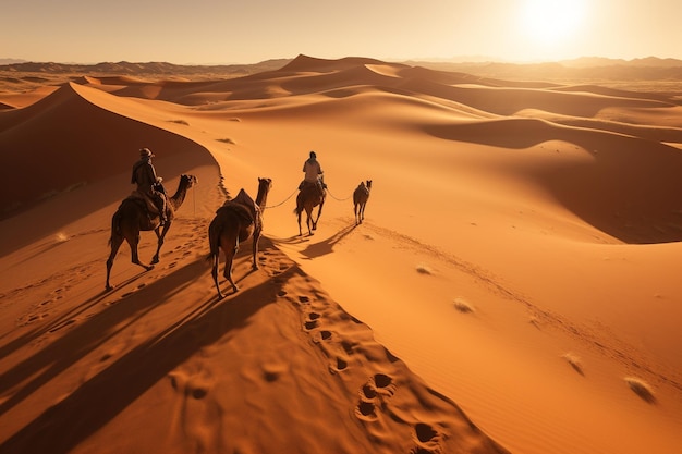 Cavaleiros de camelo andando em uma bela caravana de camelos de céu claro no deserto dourado
