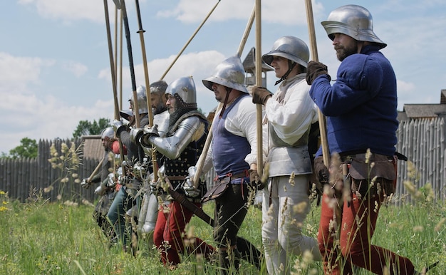 Cavaleiros na ofensiva cavaleiros defendendo sua fortaleza