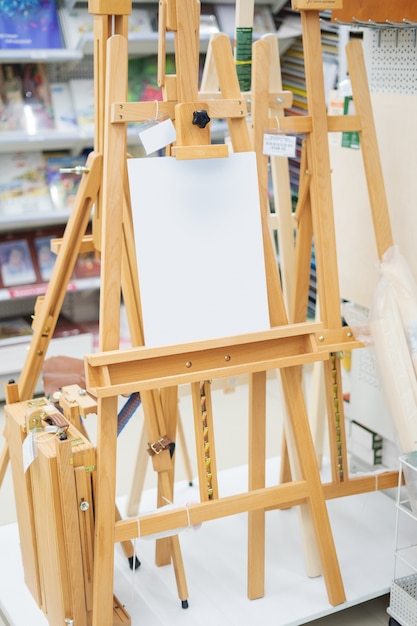 Cavalete com lençol branco em loja de artesanato.