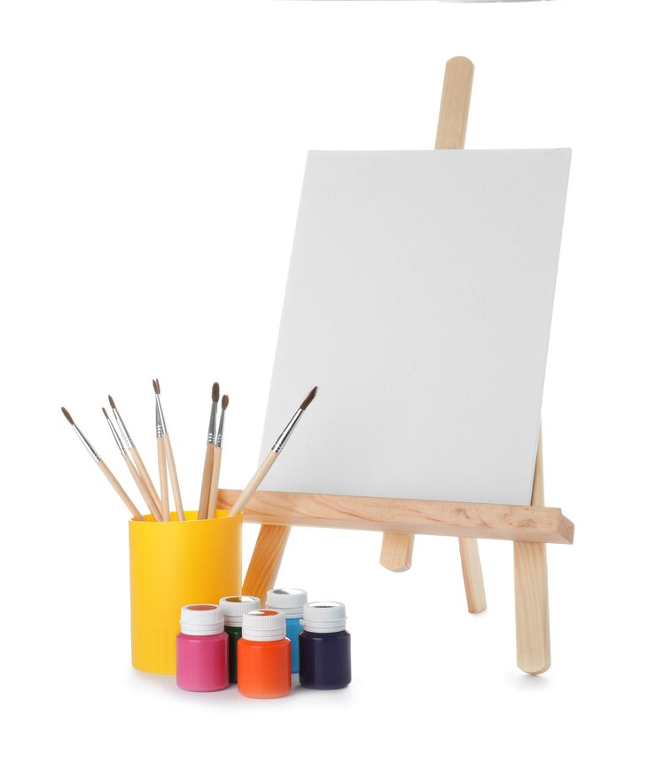 Foto cavalete de madeira com quadro de tela em branco e ferramentas de pintura para crianças em fundo branco