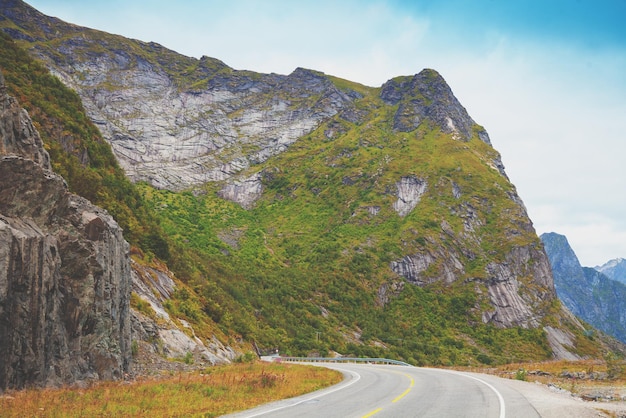 Cavalgando ao longo de uma estrada de montanha sinuosa Ilhas Lofoten Noruega Europa