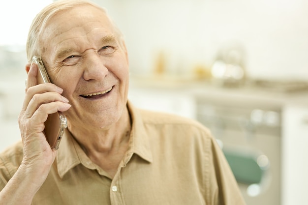 Cavalheiro idoso feliz com um agradável telefonema