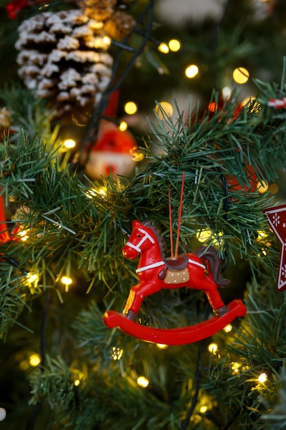 Cavalo de brinquedo pendurado em um galho de árvore de Natal