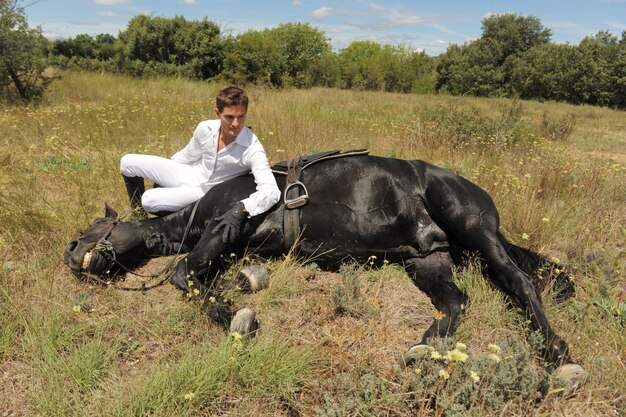 Cavalo e homem jovem