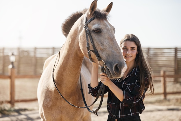 Cavalo marrom bonito passa alegremente tempo com sua dona jocke