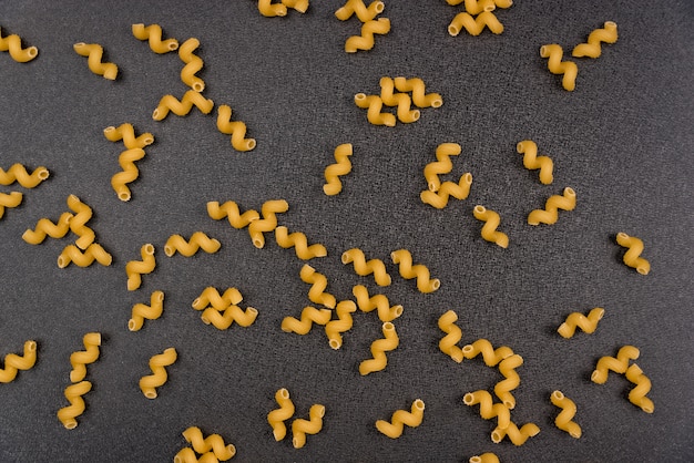 Cavatappi crudo sobre fondo gris. Cellentani italiano. fondo de pasta