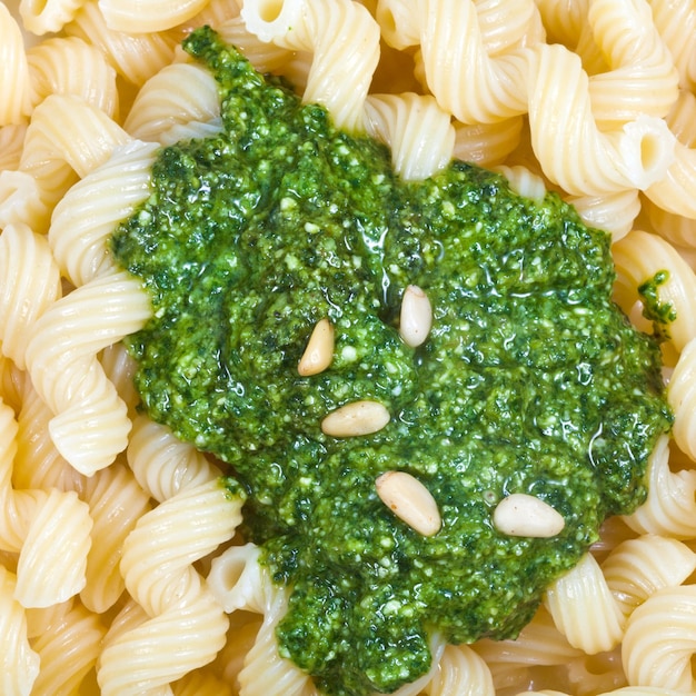 Foto cavatappi con pesto de cerca