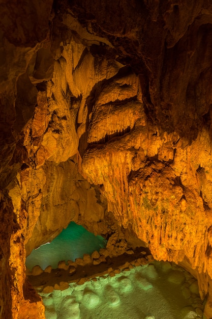 Cave Creek em cavernas Grutas da Moeda. Fátima Portugal.