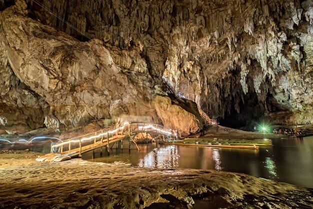 Cave Lod Phänomen Stein Stalaktit und Stalagmit von natürlichem